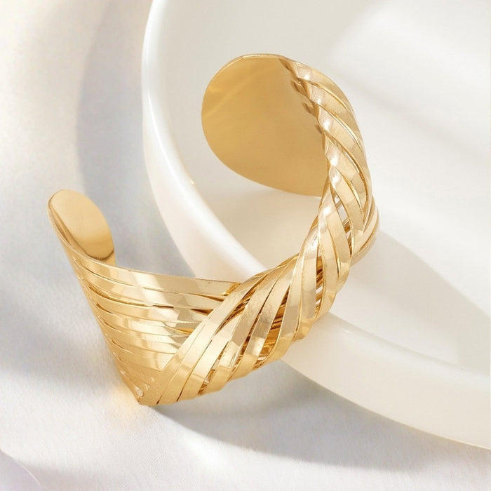 B994 - Elegant Golden Geometric Bracelet