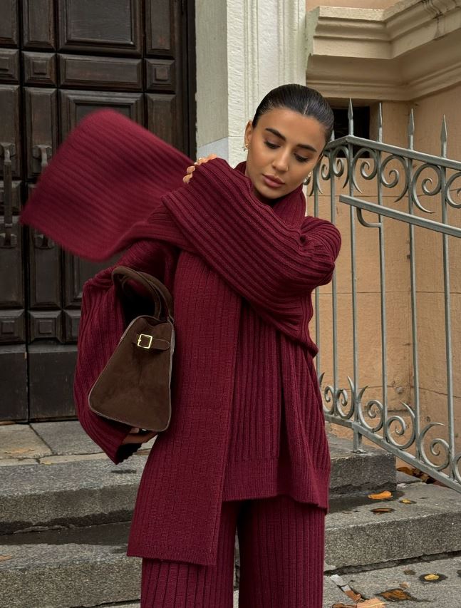 Jeannie - Set bordeaux avec pull et pantalon à jambes larges