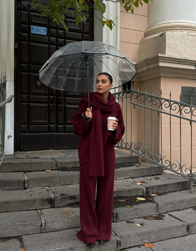 Jeannie - Set bordeaux avec pull et pantalon à jambes larges