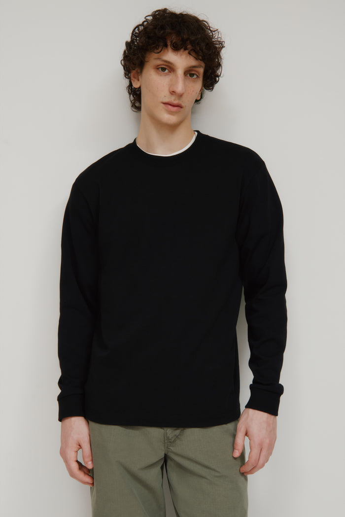 Model 6'0.5" and is wearing a size M.