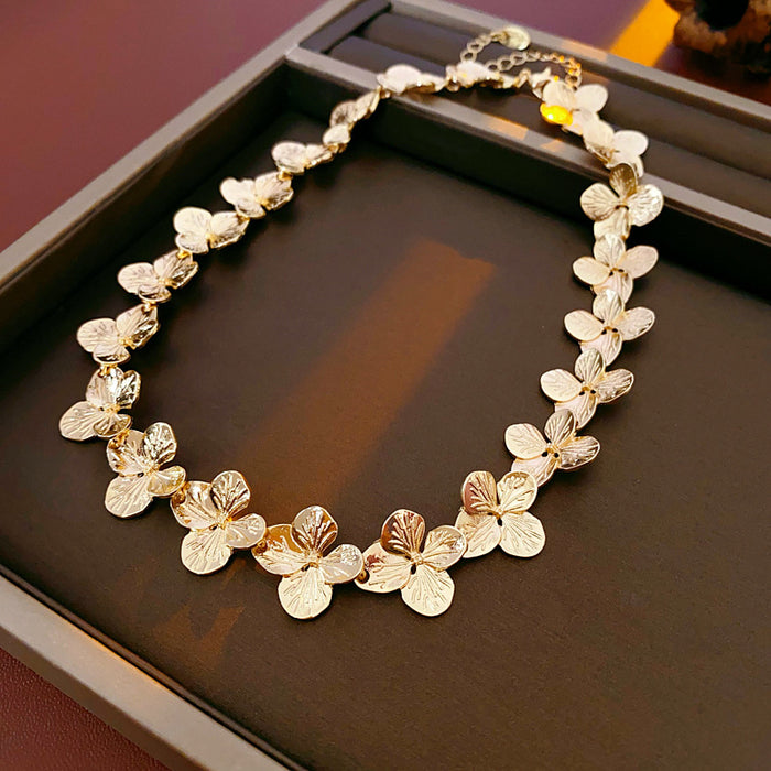N2654 - Golden Floral Pendant Necklace