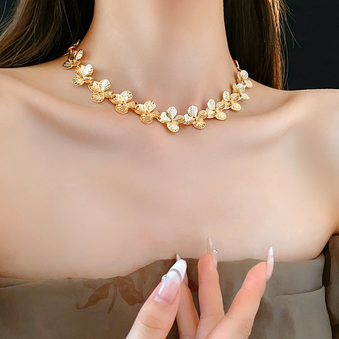 N2654 - Golden Floral Pendant Necklace