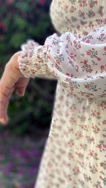 Close-up of sleeve detail with smocked cuff on tallulah square neck ditsy floral midi dress