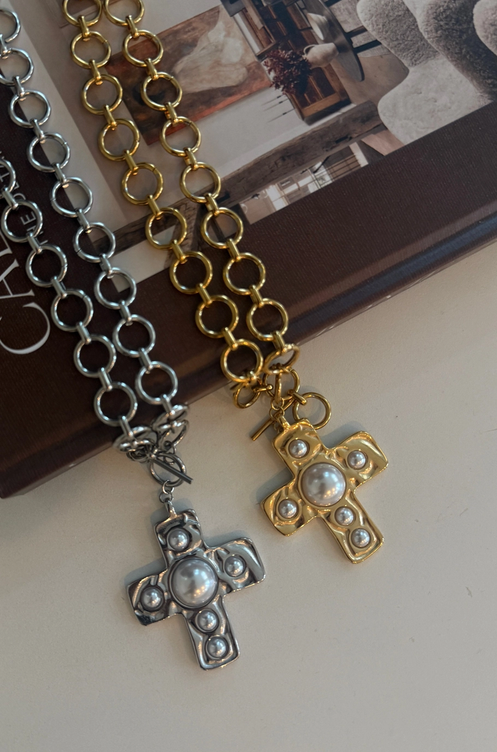 The Harper - Hammered Cross Chansutt Pearls Necklace